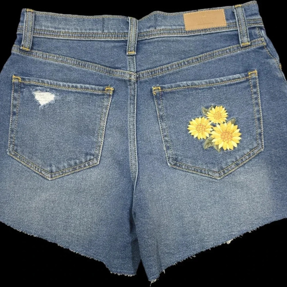 Hollister High-Waisted Distressed Denim Shorts with Sunflower Patch w26 - Picture 4 of 13
